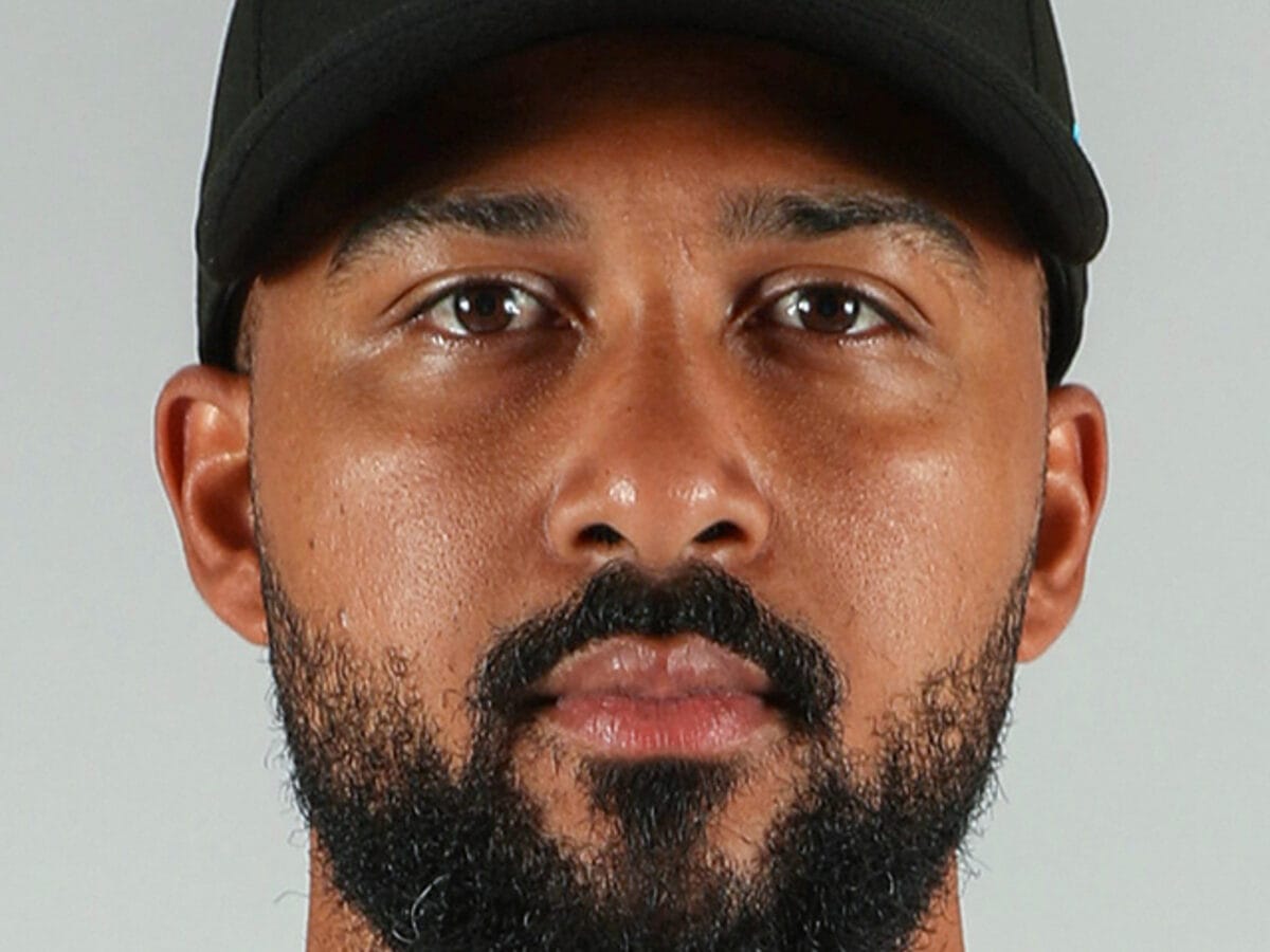 Sandy Alcantara con el uniforme de los Miami Marlins