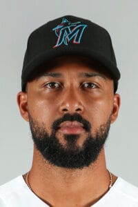 Sandy Alcantara con el uniforme de los Miami Marlins