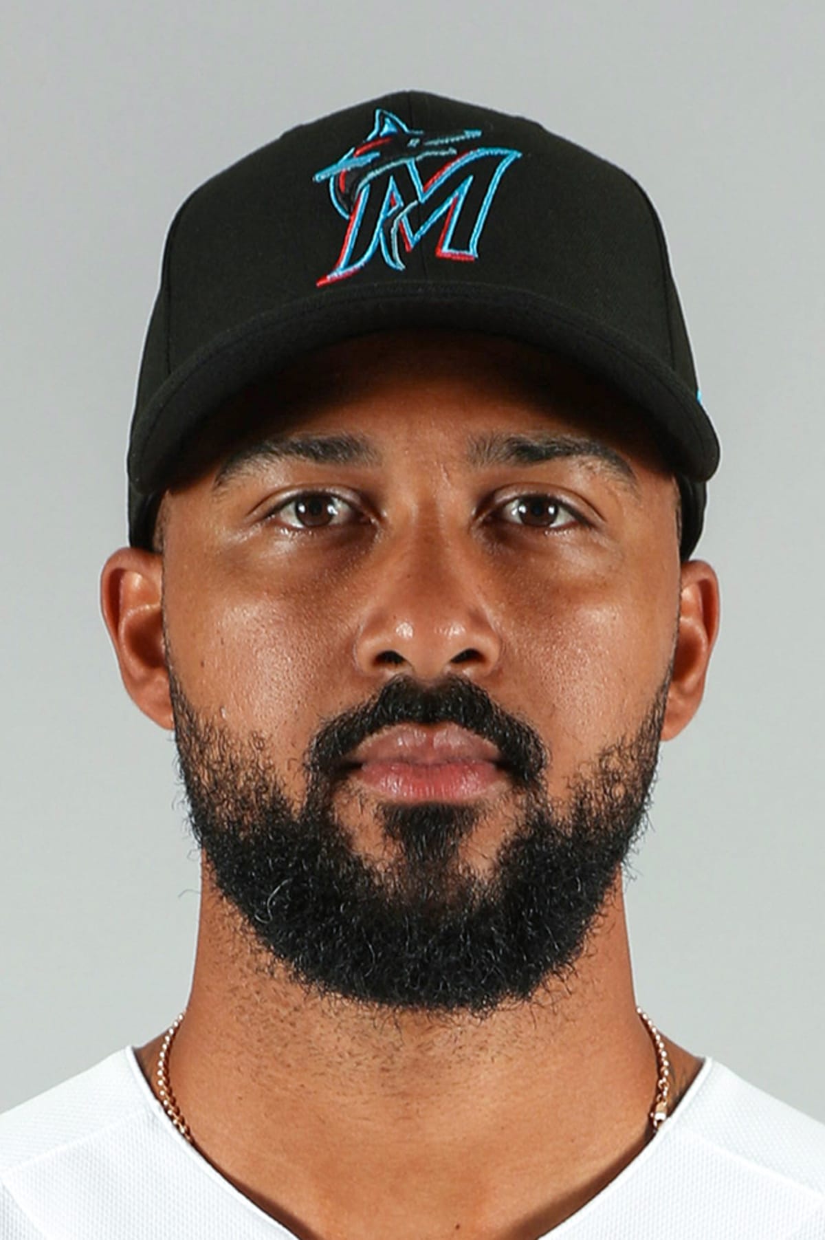 Sandy Alcantara con el uniforme de los Miami Marlins