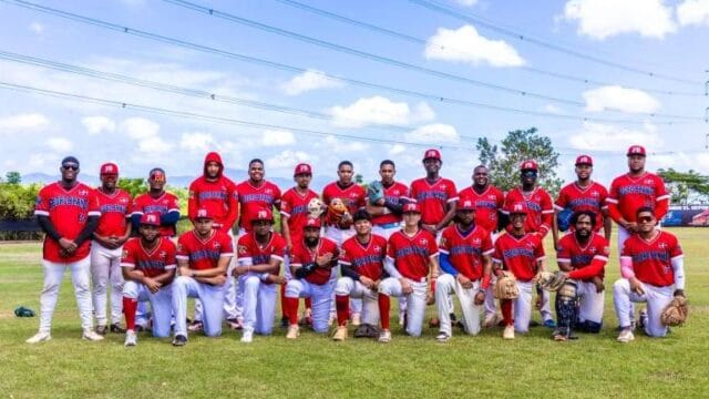 Jugadores de Pedro Brand celebran mientras el equipo toma ventaja 2-1 en el TBES-PSD