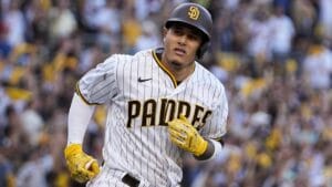 Manny Machado celebra su jonrón 17 con los Padres de San Diego