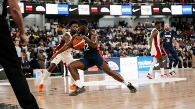 Jugadores en acción durante el partido USA vs RD de baloncesto clasificatorio