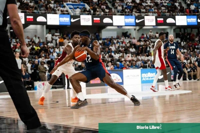 Jugadores en acción durante el partido USA vs RD de baloncesto clasificatorio