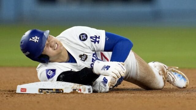 Shohei Ohtani sale por bíceps durante juego ante los Padres