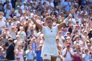 Alexandra Eala celebra su victoria en Wimbledon 2026 ante Iga Swiatek