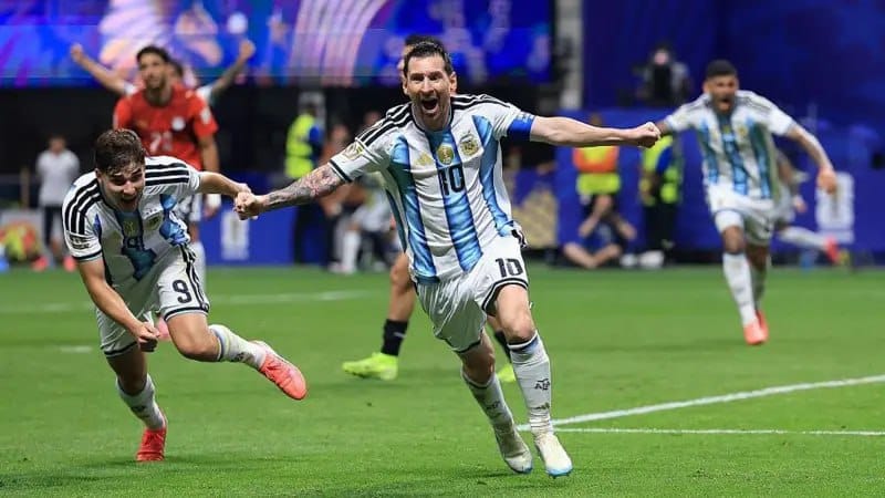 Jugadores de Argentina celebran tras ganar el partido Argentina vs Egipto