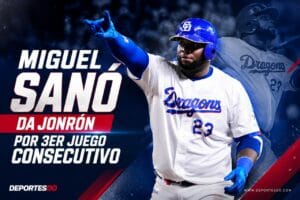 Miguel Sanó celebra su jonrón con los Dragones de Chunichi en la NPB