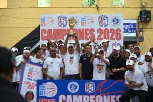 Jugadores de Fénix Santiago bicampeón celebrando el título Sub-22