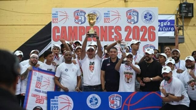Jugadores de Fénix Santiago bicampeón celebrando el título Sub-22