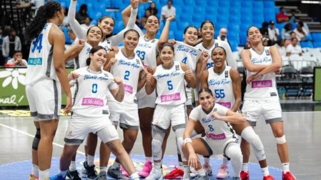 Jugadoras de Puerto Rico celebran tras el partido en que Puerto Rico vence RD