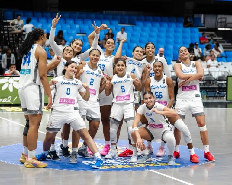 Jugadoras de Puerto Rico celebran tras el partido en que Puerto Rico vence RD