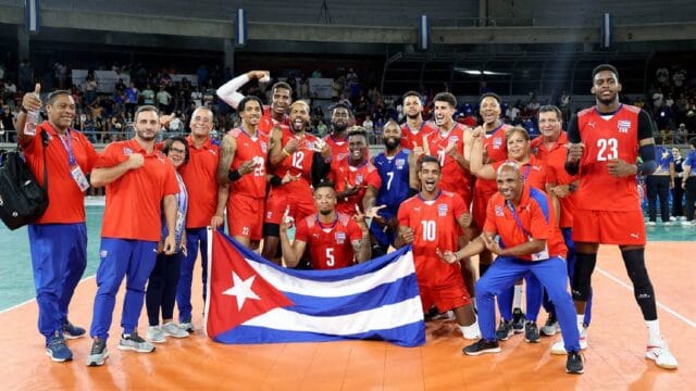 Jugadores en acción durante el Voleibol Masculino 2026
