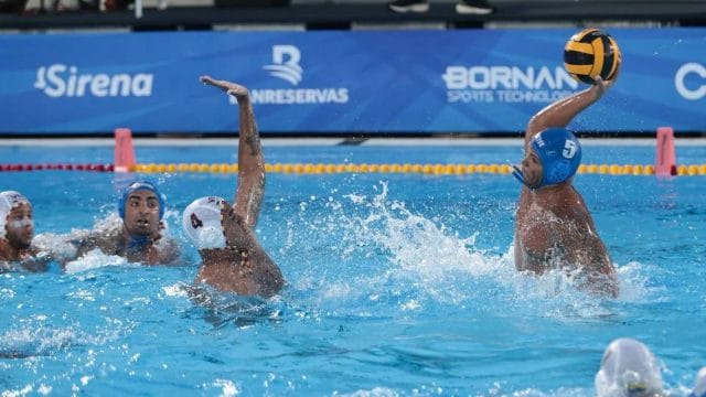 Selección de Cuba celebra tras vencer a Venezuela en polo acuático
