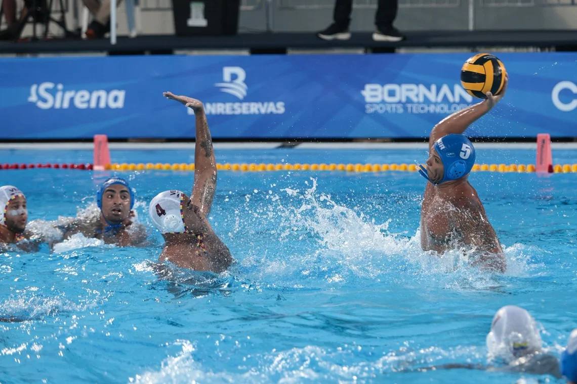 Selección de Cuba celebra tras vencer a Venezuela en polo acuático