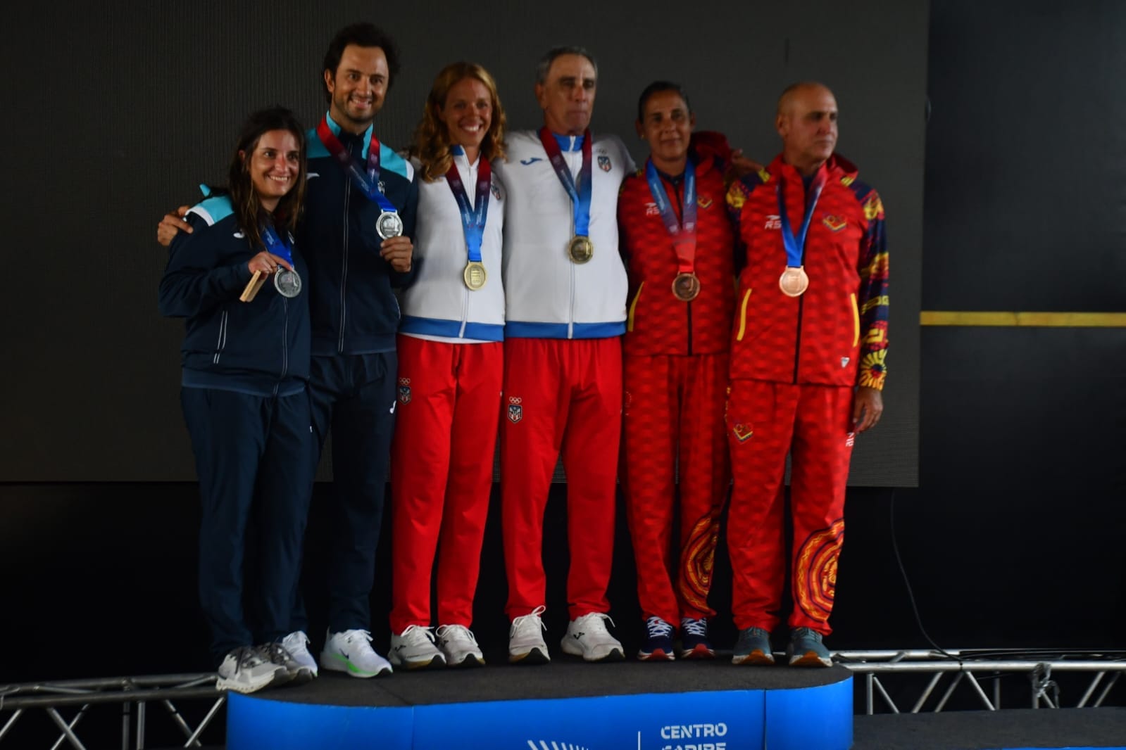 oro en catamaran mixto