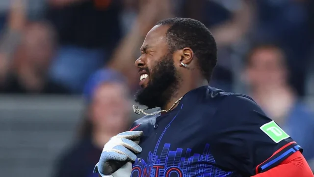 Vladimir Guerrero Jr fuera de acción tras aparatoso golpe en la cabeza ante los Yankees