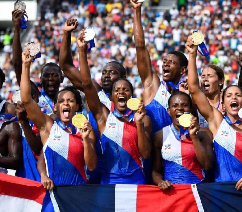 Atletas dominicanos celebran medallas en Santo Domingo 2026