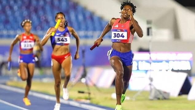 Relevo Mixto 4x400 RD celebra el oro en el Estadio Olímpico Félix Sánchez