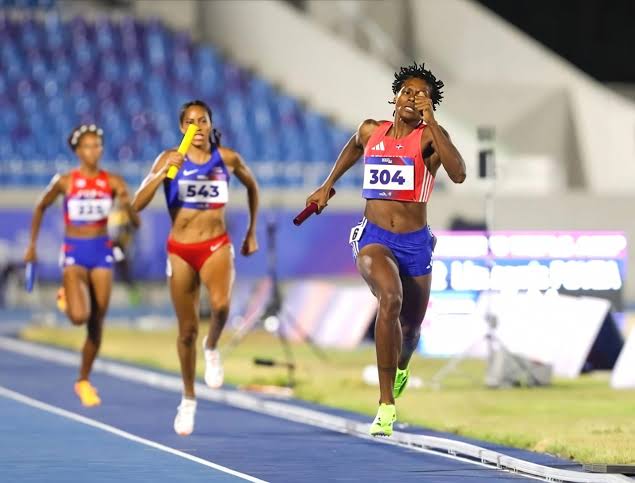 Relevo Mixto 4x400 RD celebra el oro en el Estadio Olímpico Félix Sánchez
