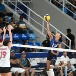 Jugadora de Estados Unidos ataca antes del duelo Estados Unidos vs RD en Norceca