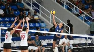 Jugadora de Estados Unidos ataca antes del duelo Estados Unidos vs RD en Norceca