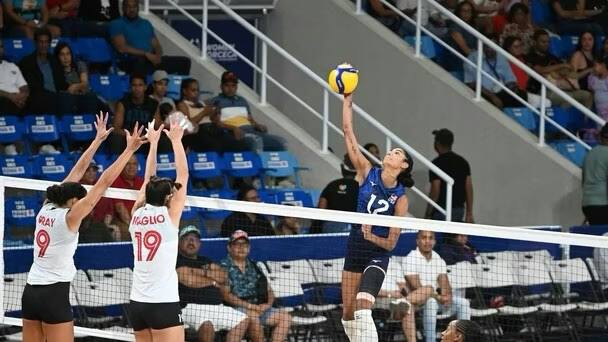 Jugadora de Estados Unidos ataca antes del duelo Estados Unidos vs RD en Norceca