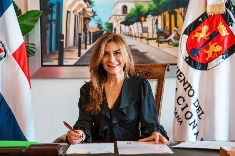 reconoce al comite organizador