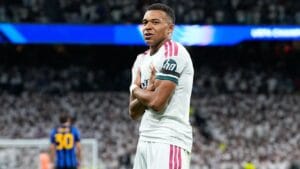 mbappe firma con on