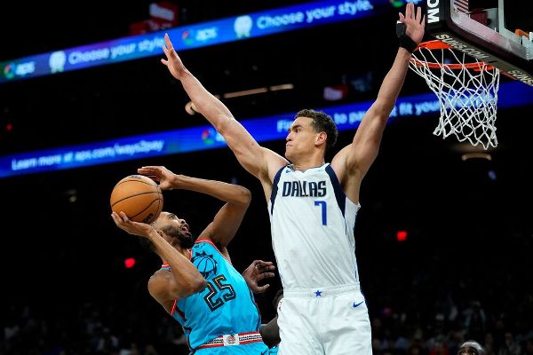 Dwight Powell Mavericks