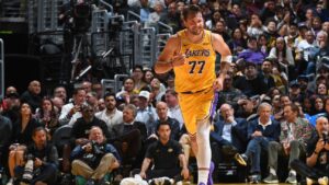 Lakers vencen a Warriors